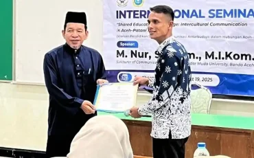 Rektor-Prof-Dr-Abdurrassyid-Abdullah-menyerahkan-sertifikat-kepada-M-Nur
